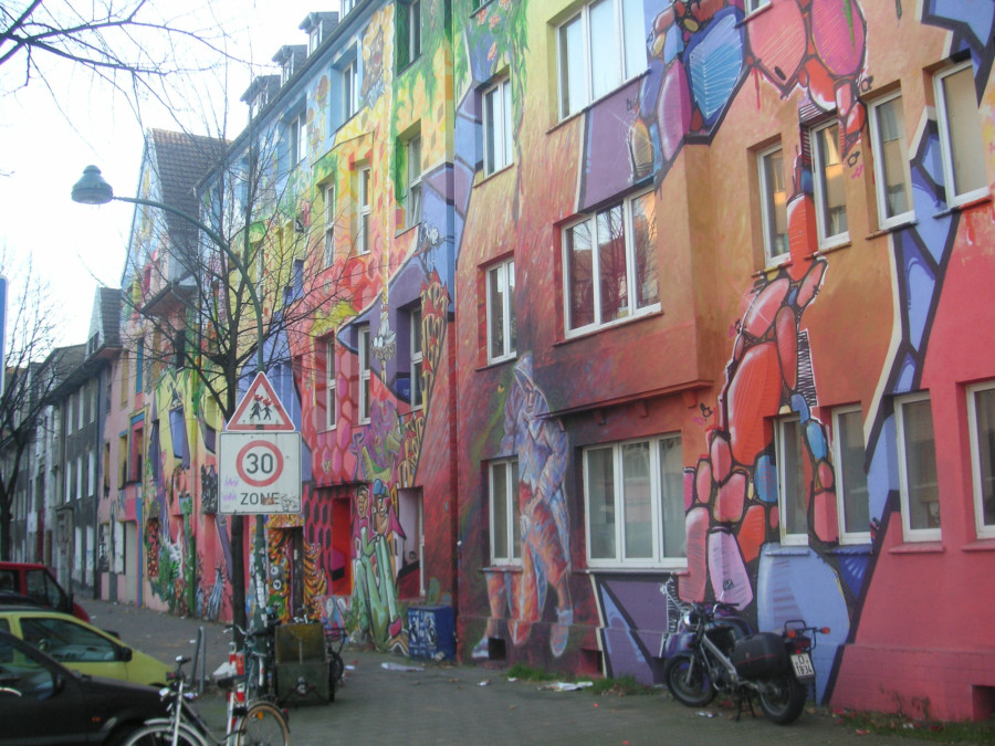 Blick auf ein bemaltes Wohnhaus in der Kiefernstraße.