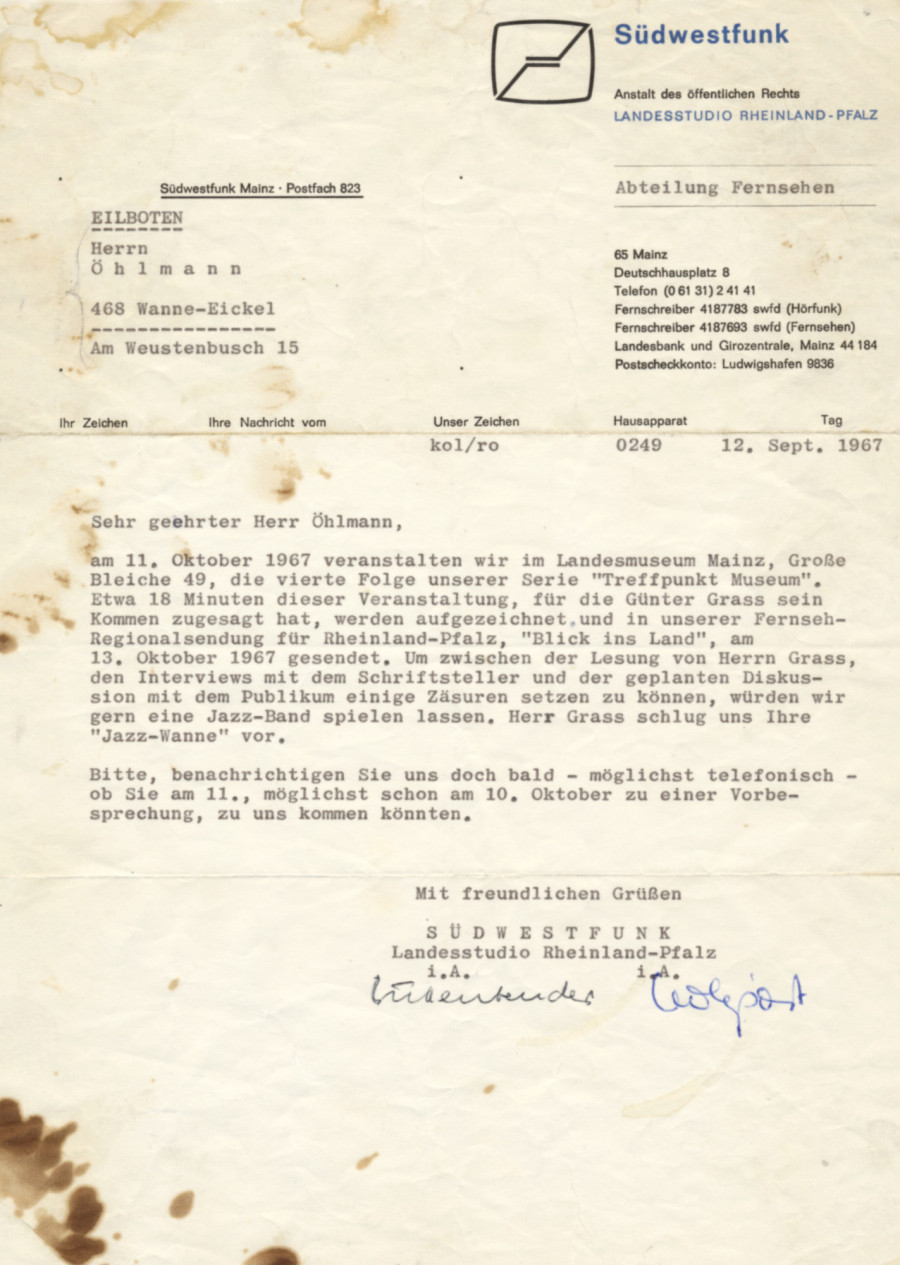 Schreiben adressiert an Heinz Oelmann (falsch geschrieben) mit dem Wortlaut: "Sehr geehrter Herr Öhlmann, am 11. Oktober 1967 veranstalten wir im Landesmuseum Mainz, Große Bleiche 49, die vierte Folge unserer Serie "Treffpunkt Museum". Etwa 18 Minuten dieser Veranstaltung, fürdie Günter Grass sein Kommen zugesagt hat, werden aufgezeichnet und in unserer Fernseh-Regionalsendung für Rheinland-Pfalz, "Blick ins Land", am 13. Oktober 1967 geendet. Um zwischen der Lesung von Herrn Grass, den Interview mit dem Schriftsteller und der geplanten Diskussion mit dem Publikum einige Zäsuren setzen zu können, würden wir gern eine Jazz-Band spielen lassen. Herr Grass schlug uns Ihre "Jazz-Wanne" vor. Bitte benachrichtigen Sie uns doch bald - möglichst telefonisch - ob sie am 11., möglichst schon am 10. Oktober zu einer Vorbesprechung, zu uns kommen könnten. Mit freundliche Grüßen, Südwestfunk, Landesstudio Rheinland-Pfalz."
